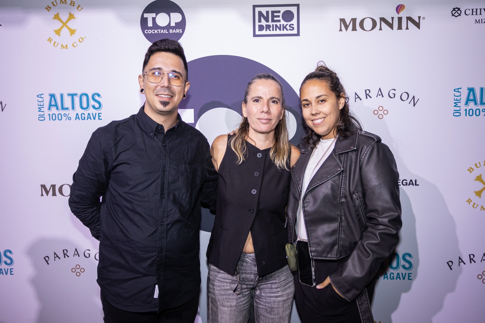 De izq a dcha:Cristian Viera, Bartender SURU Cocktail Bar, Aranzazu Pavón, Jefa de Restaurantes y Bares Hotel Faro, a Lopesan Collection Hotel e Irama Pérez, Bartender SURU Cocktail Bar