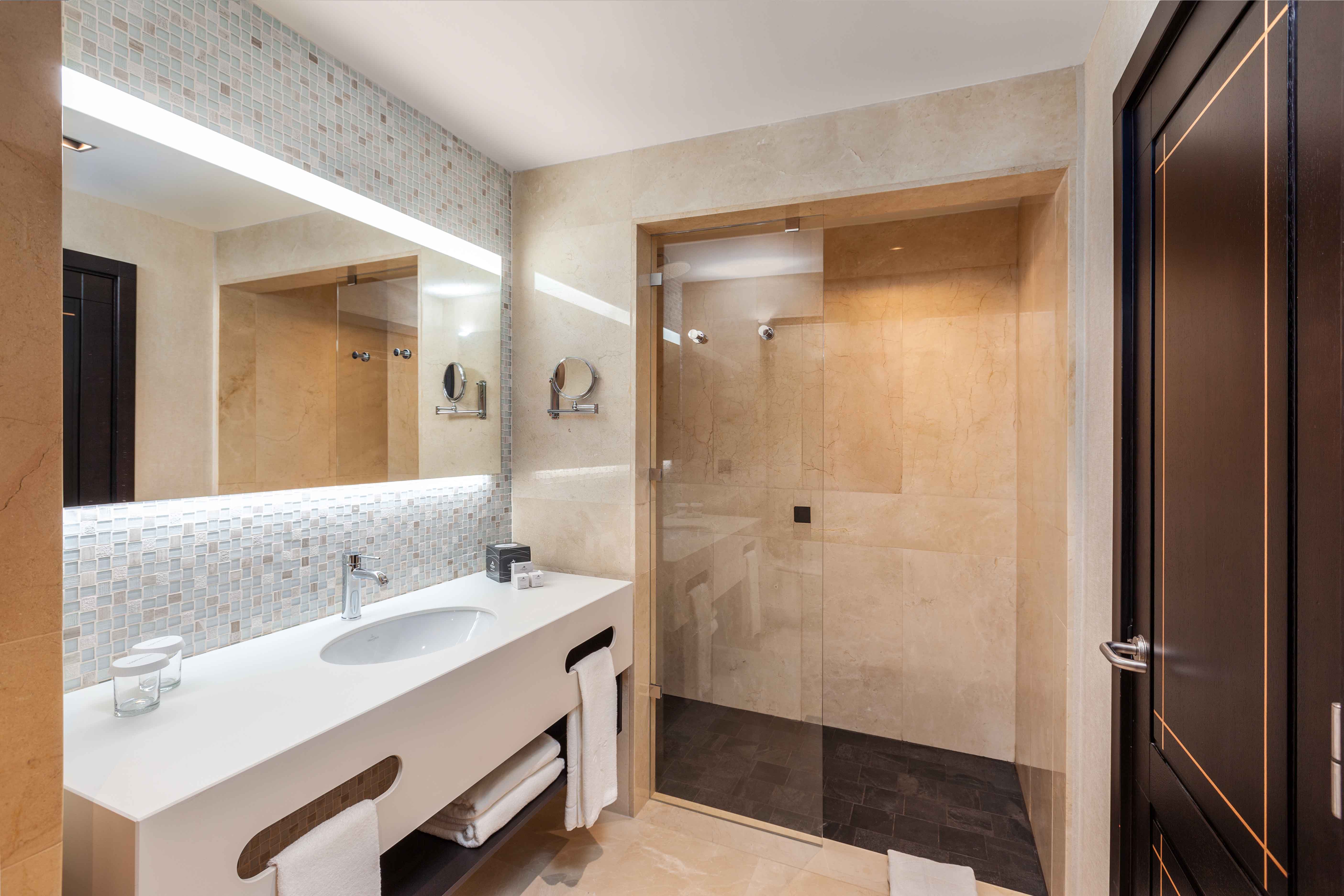 baño habitación deluxe lopesan costa meloneras resort & spa