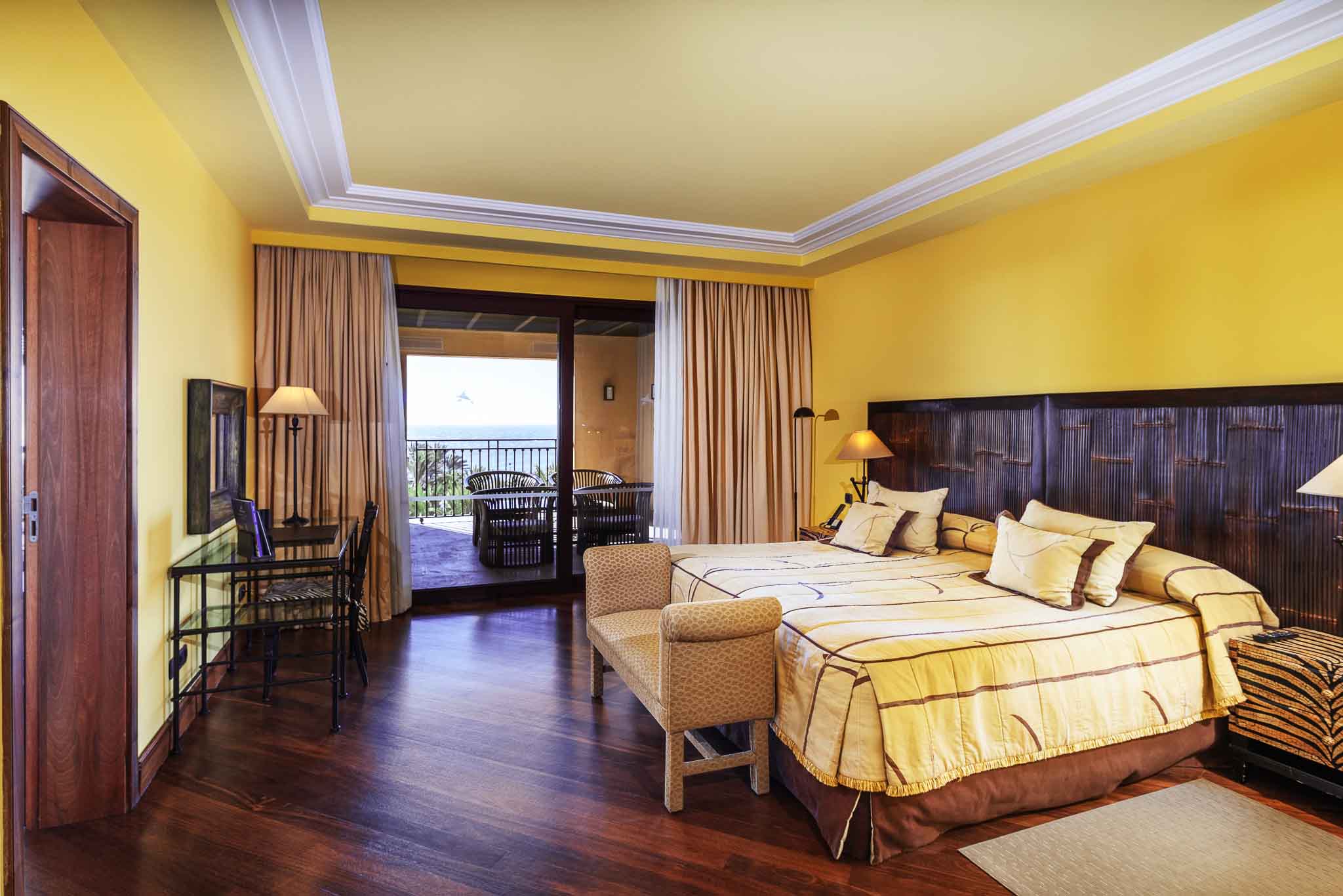bed lopesan costa meloneras resort & spa prince suite