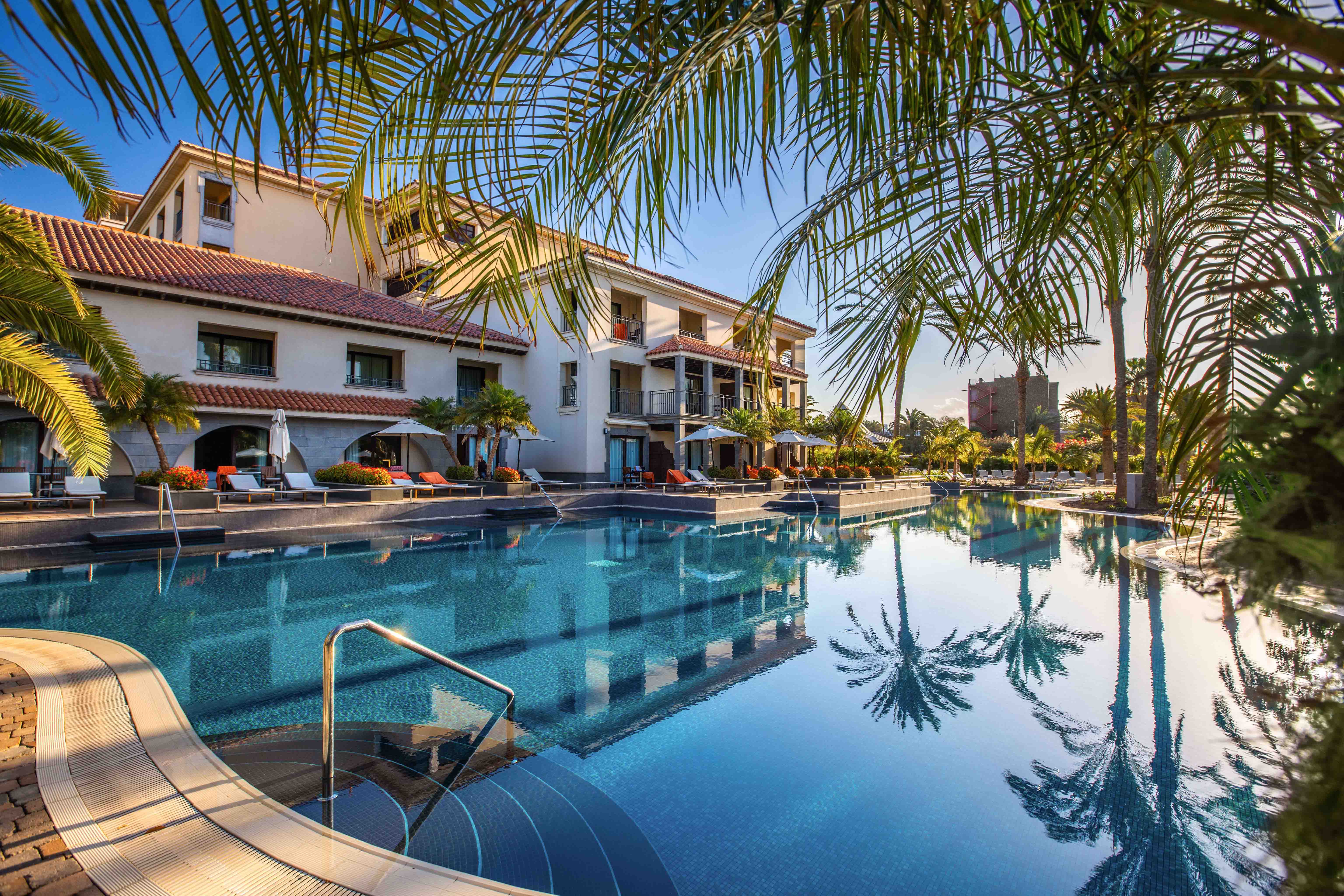 lopesan costa meloneras resort & spa unique pool area