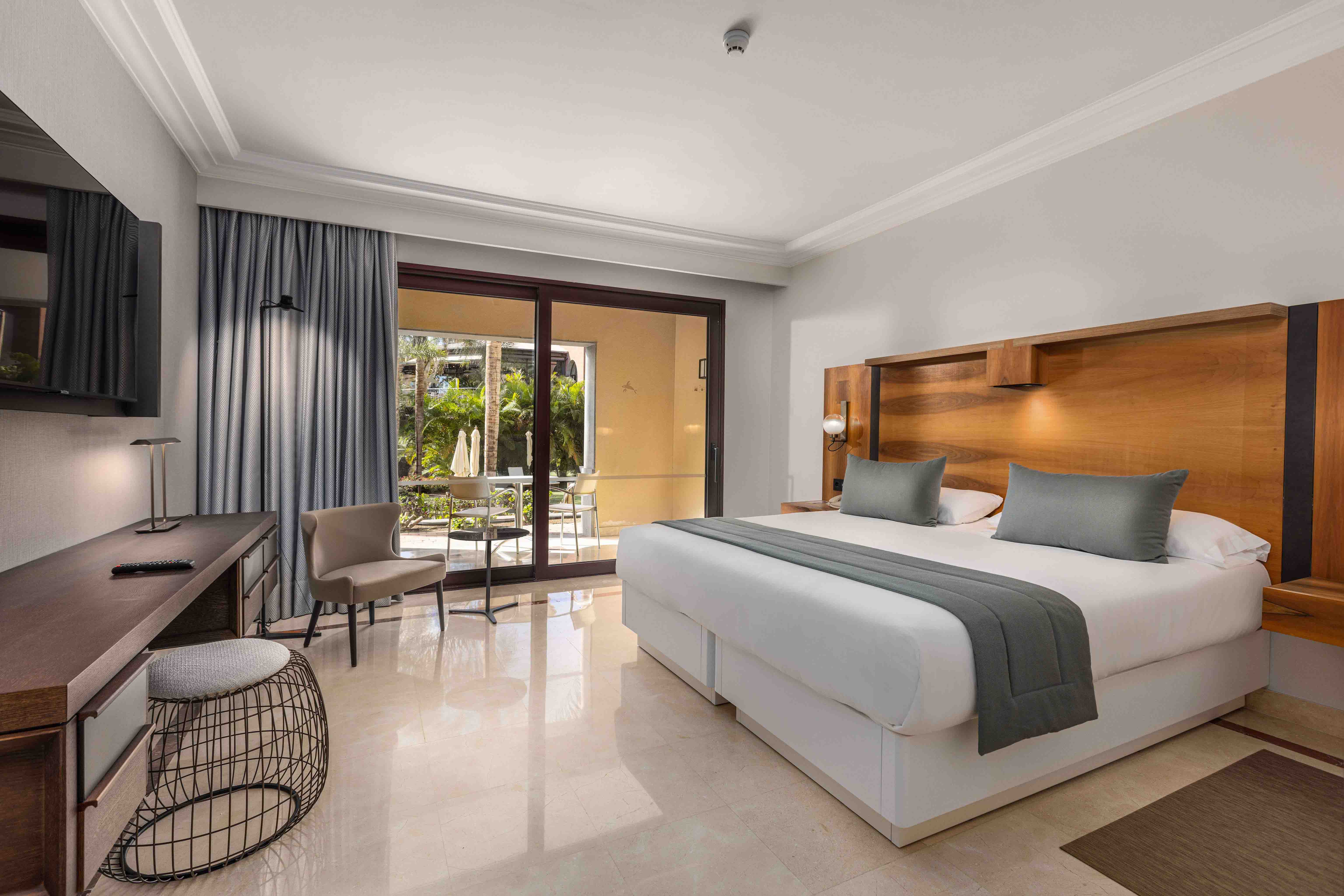 bed lopesan costa meloneras resort & spa deluxe adapted room