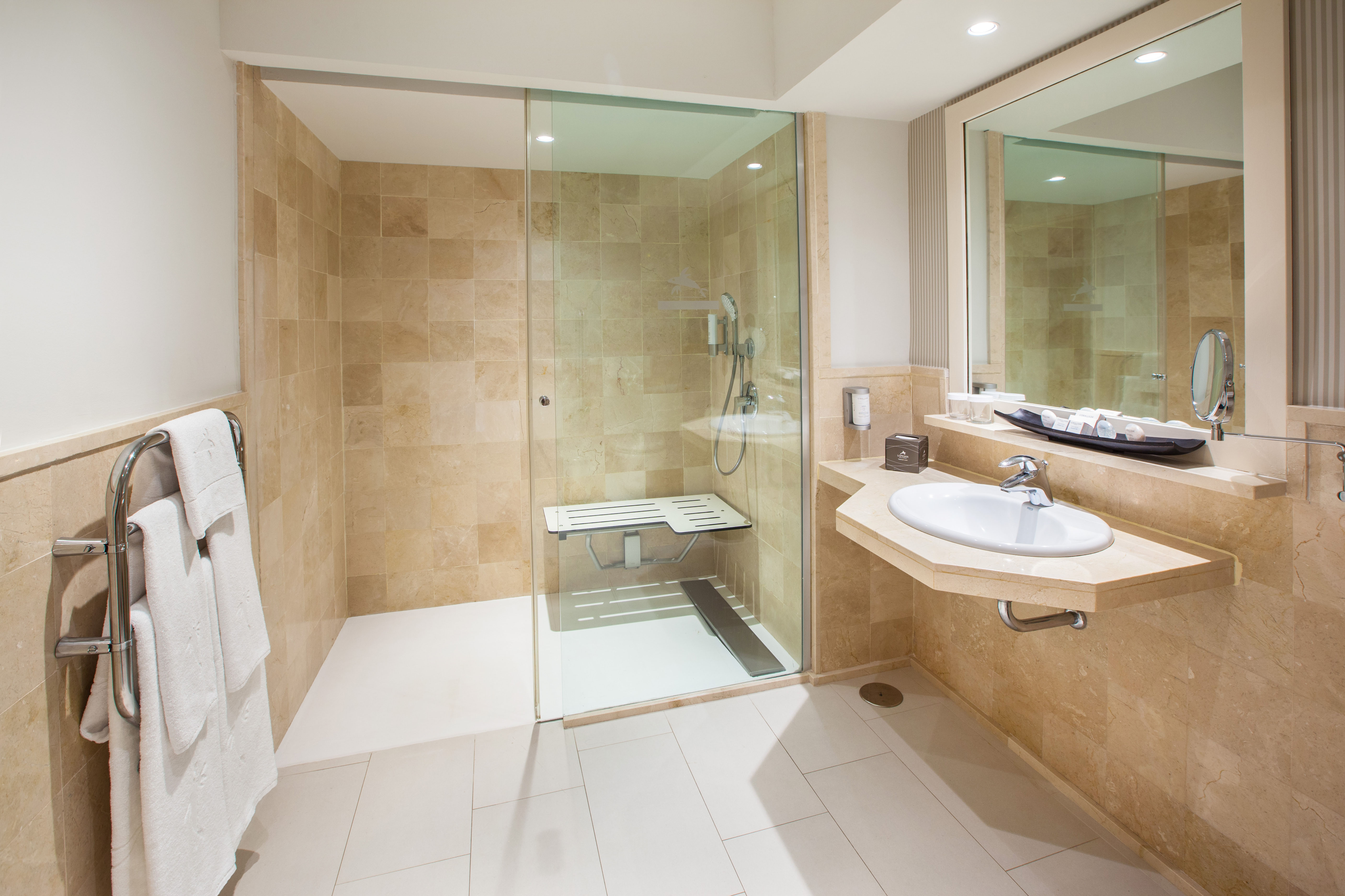 badezimmer angepasstes doppelzimmer standard lopesan villa del conde