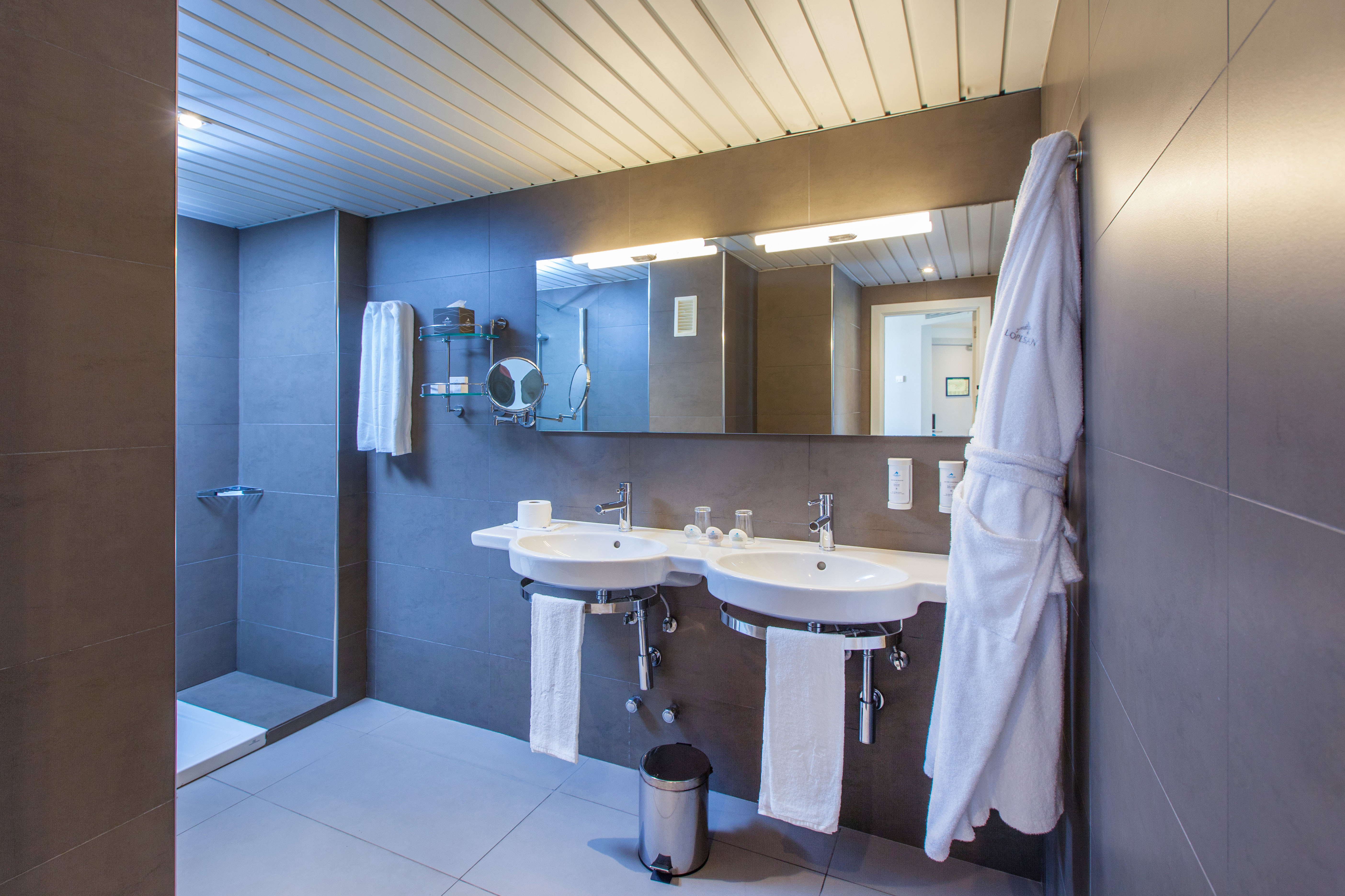 bathtroom corallium beach by lopesan hotels senior suite