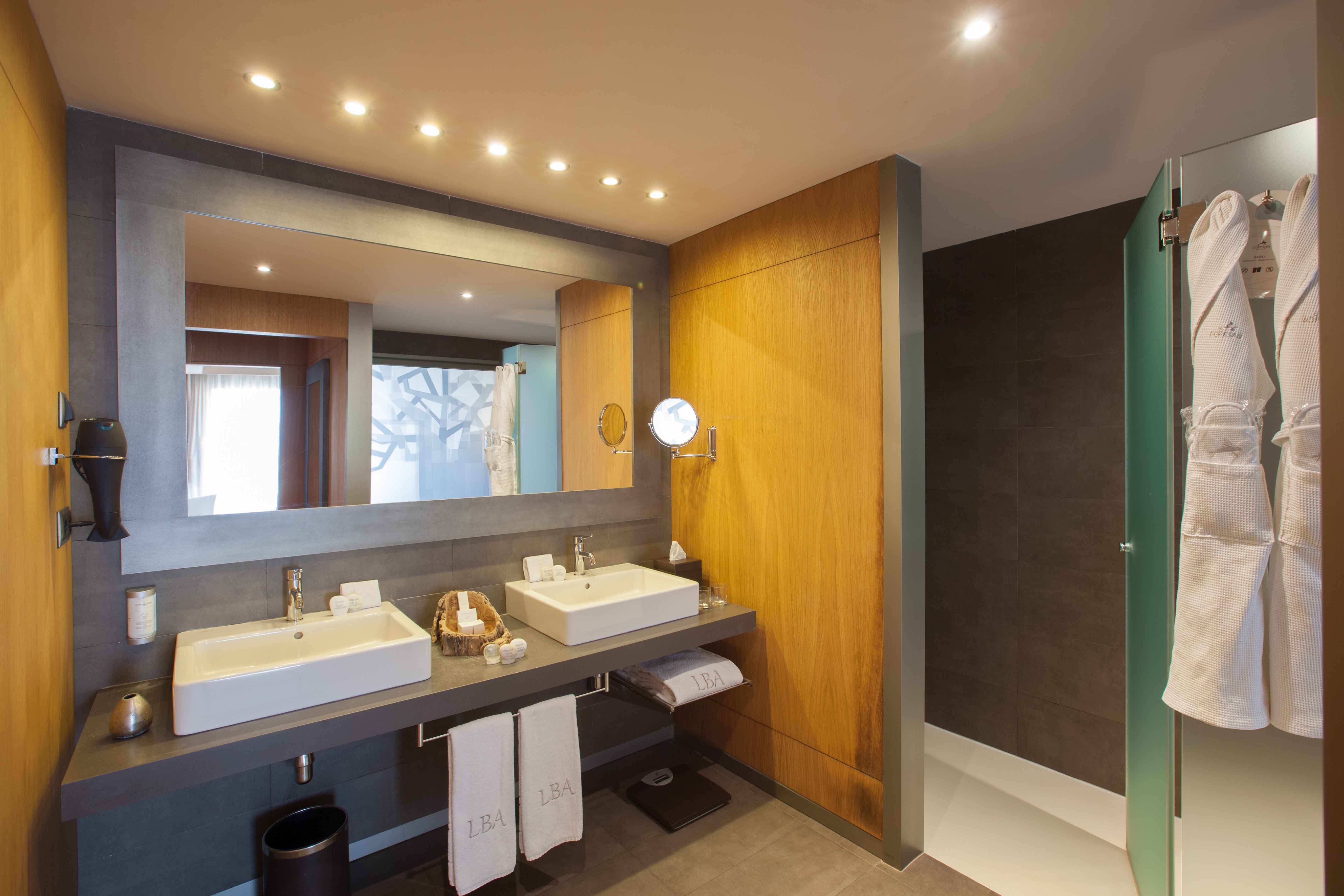 baño junior suite lopesan baobab