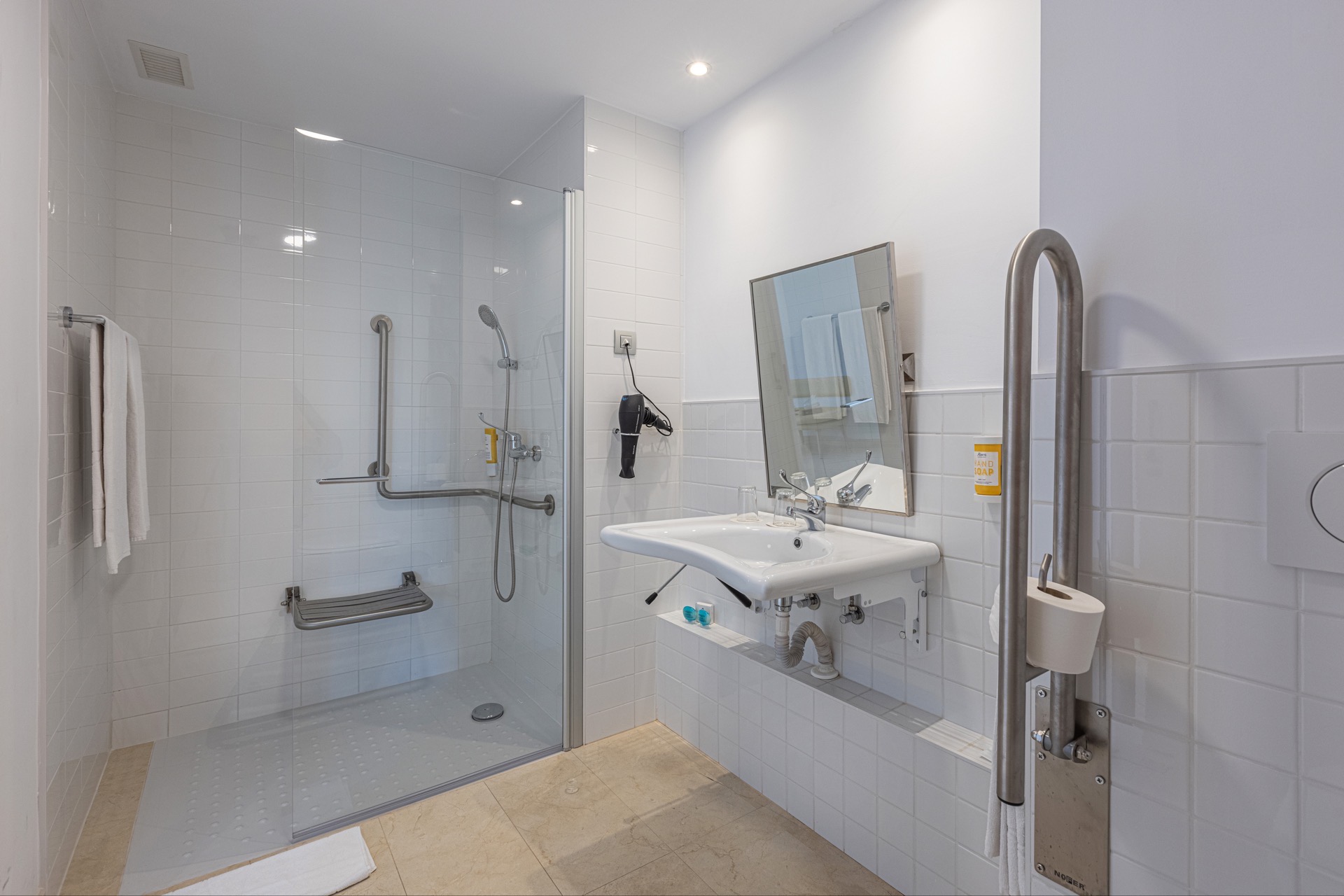 bathroom double standard adapted room abora catarina hotel