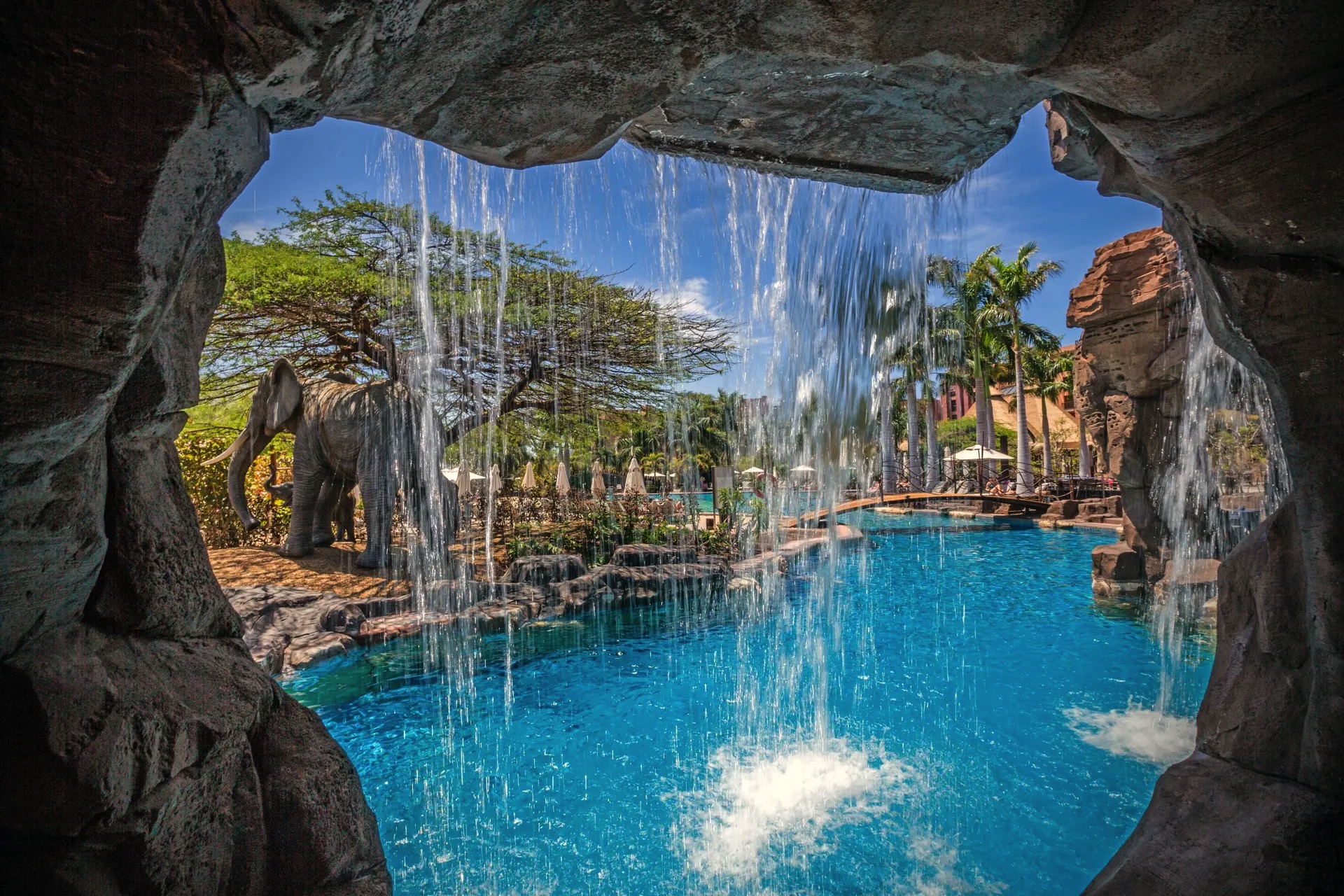 wasserfälle in den pools lopesan baobab resort