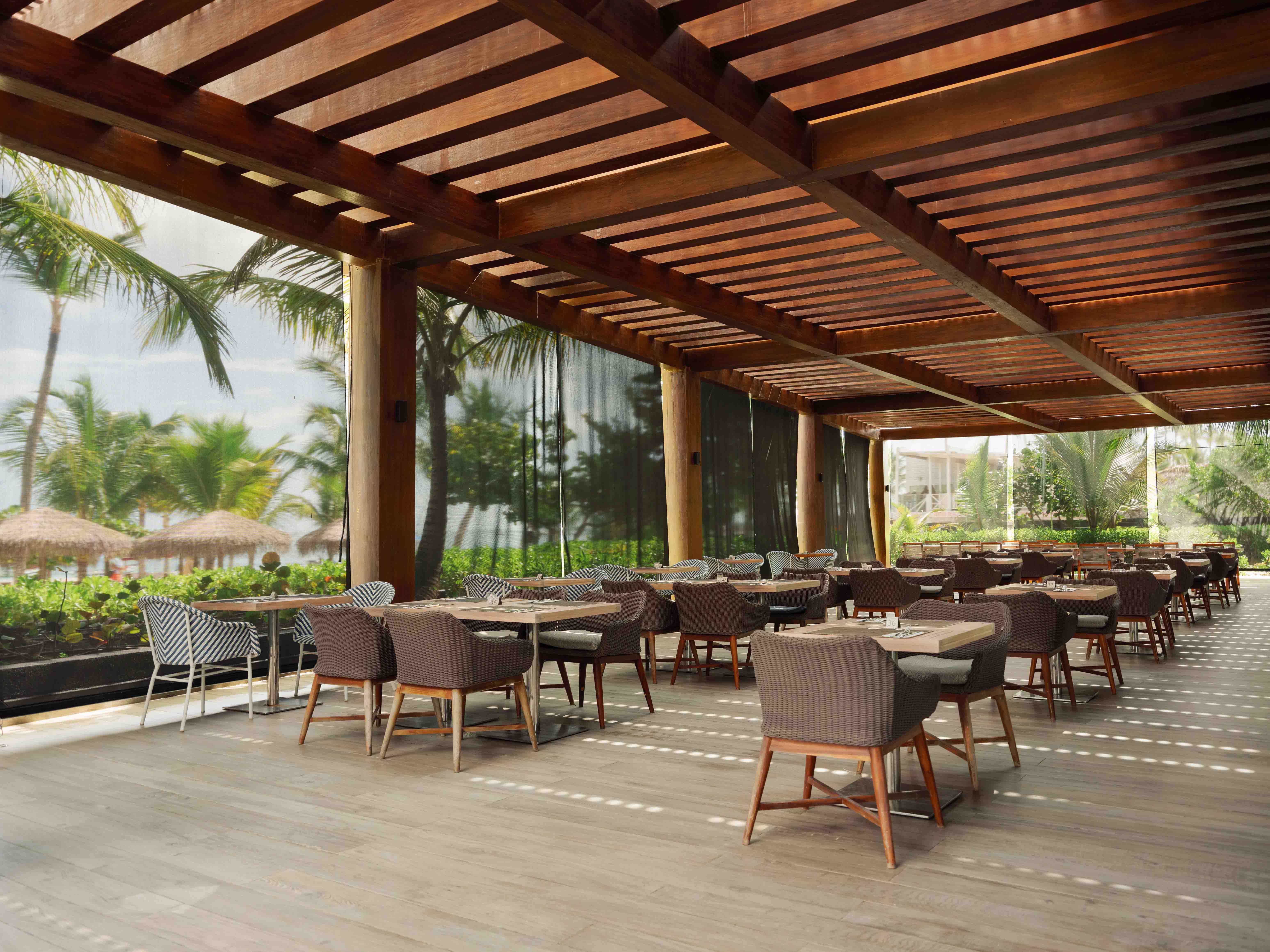 goldfish beach bar piscina lopesan costa bávaro resort spa & casino