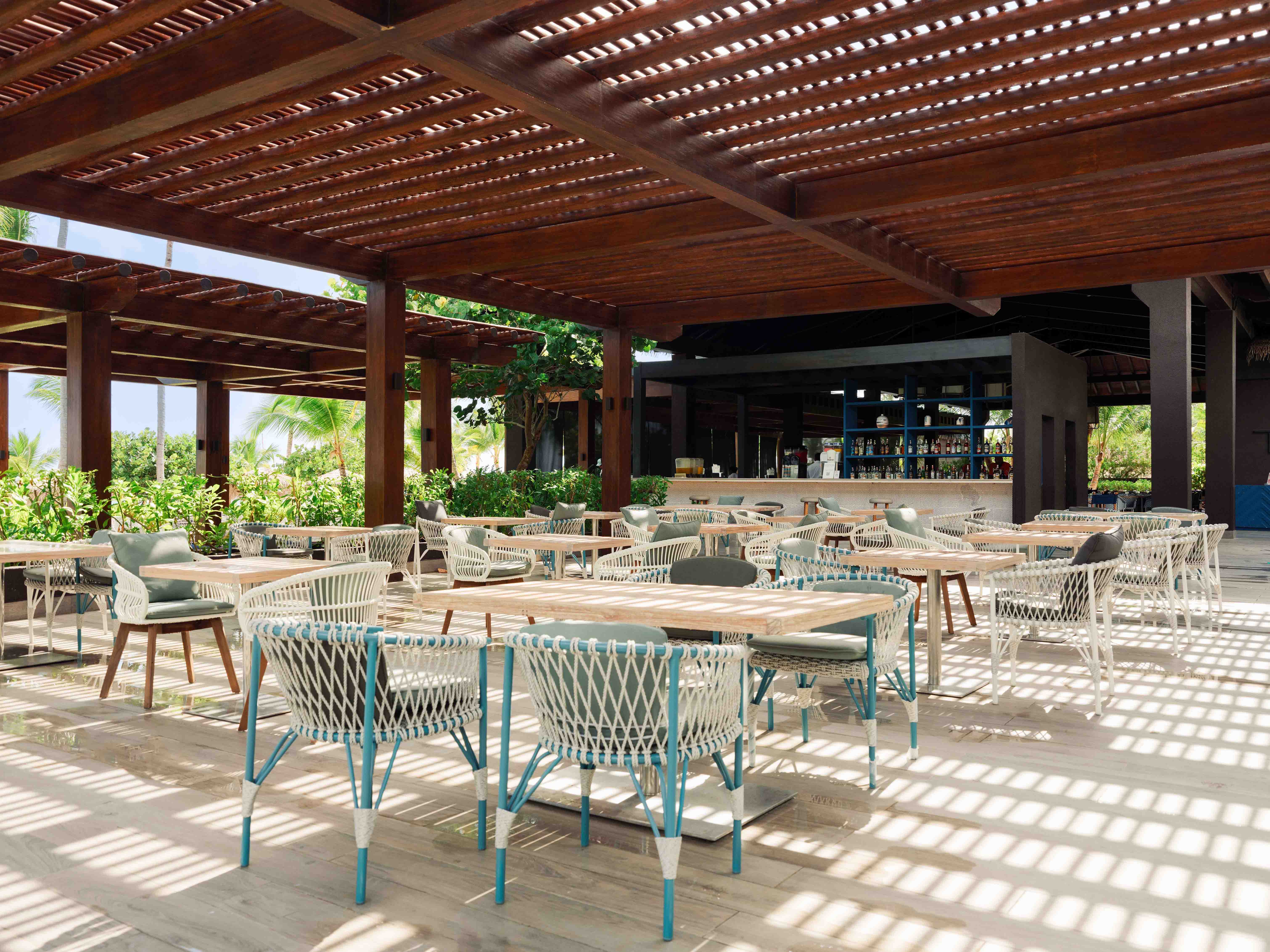 pool bar lopesan costa bávaro resort spa & casino goldfish beach