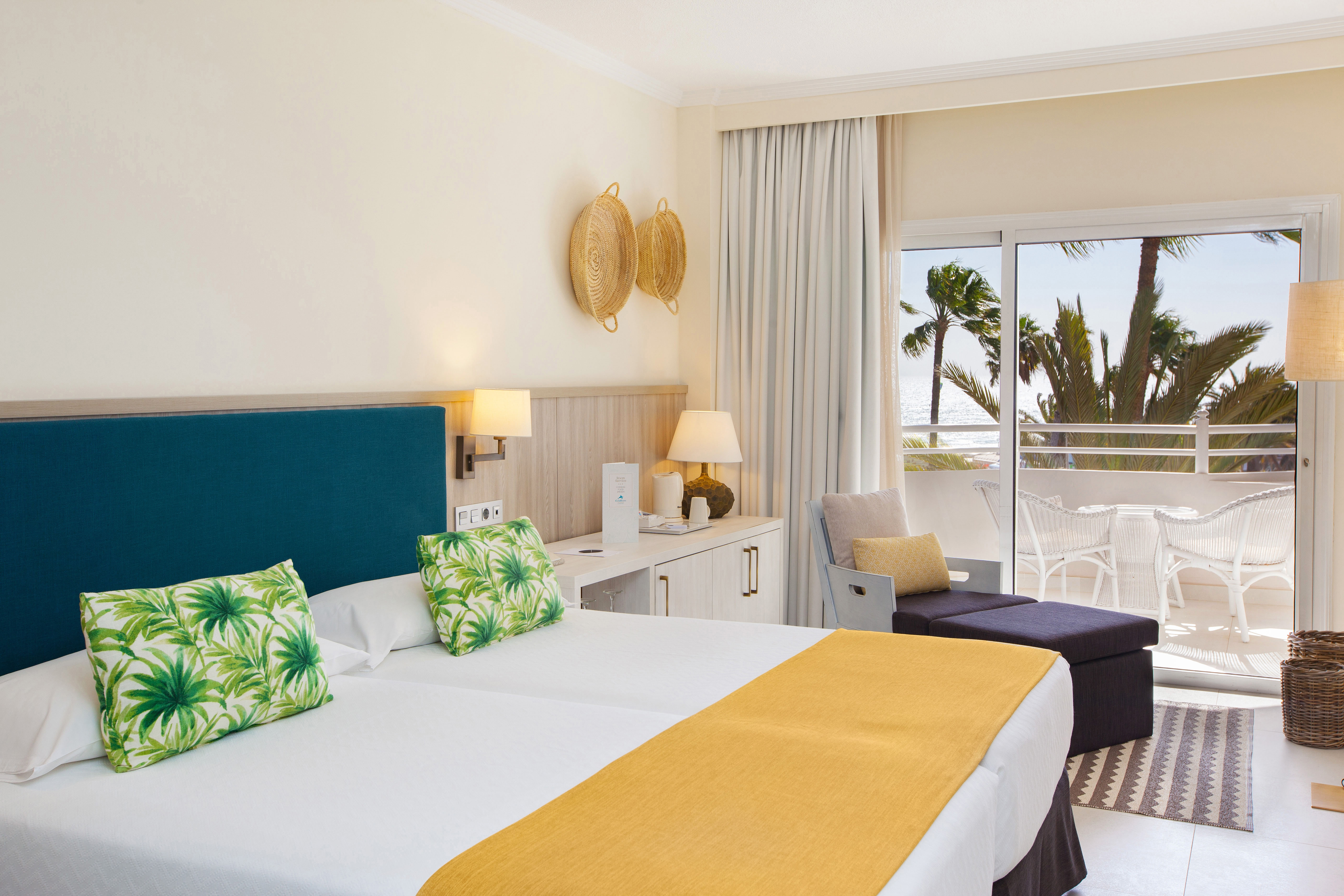 bett doppelzimmer deluxe hotel corallium dunamar