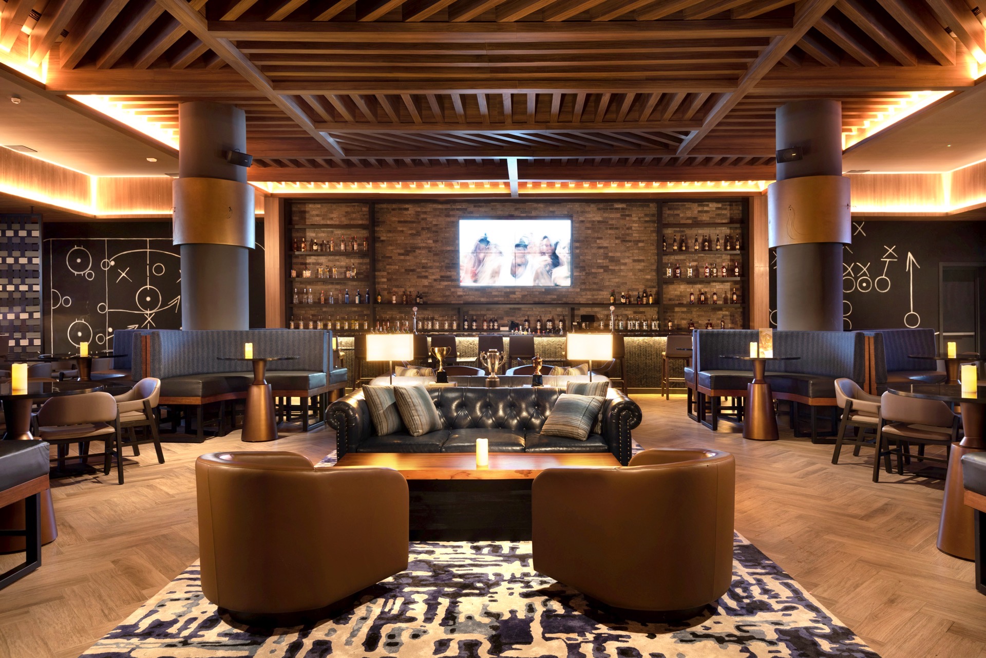 Sports Bar mit Bildschirmen und Sportatmosphäre im Lopesan Splash Cove