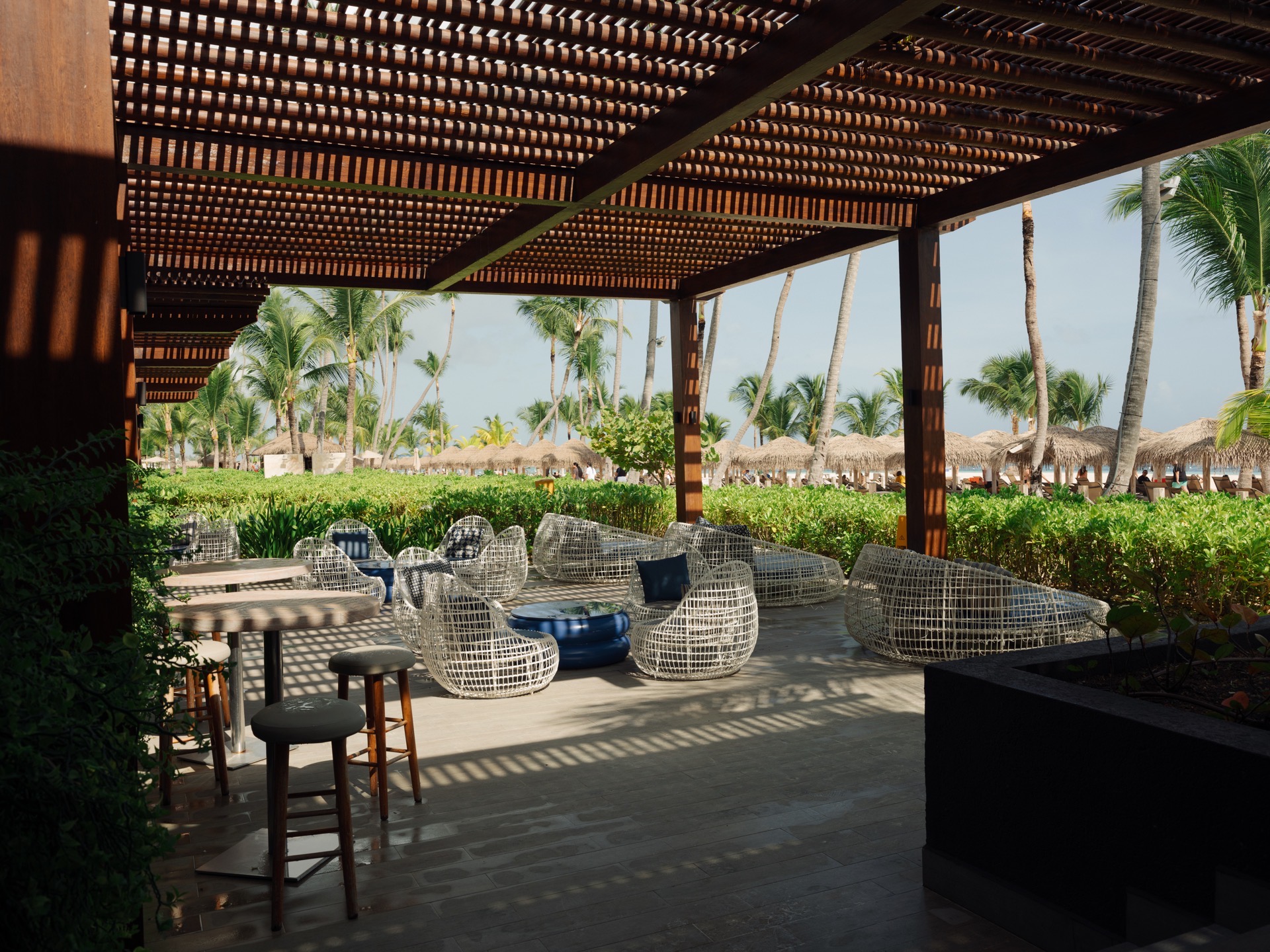 terraza goldfish beach bar piscina lopesan costa bávaro resort spa & casino