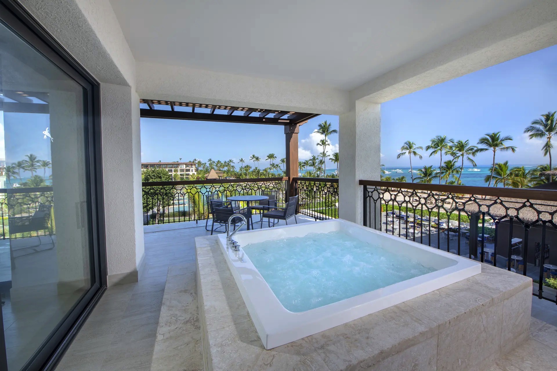 terrasse mit jacuzzi unique corner suite ocean view one bedroom lopesan costa bavaro