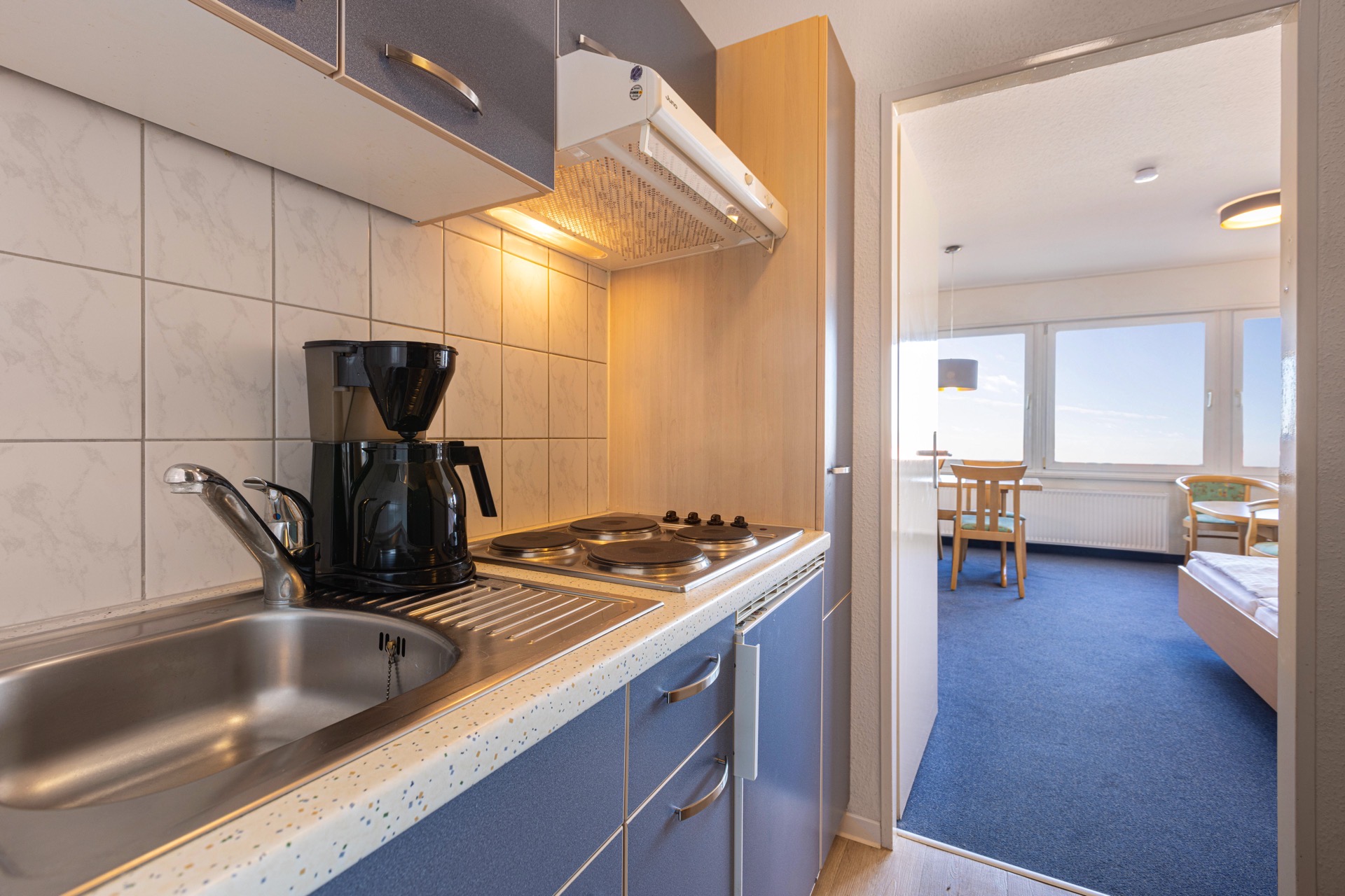 kuche raum ferienwohnung yachthafen balkon hotel ifa fehmarn