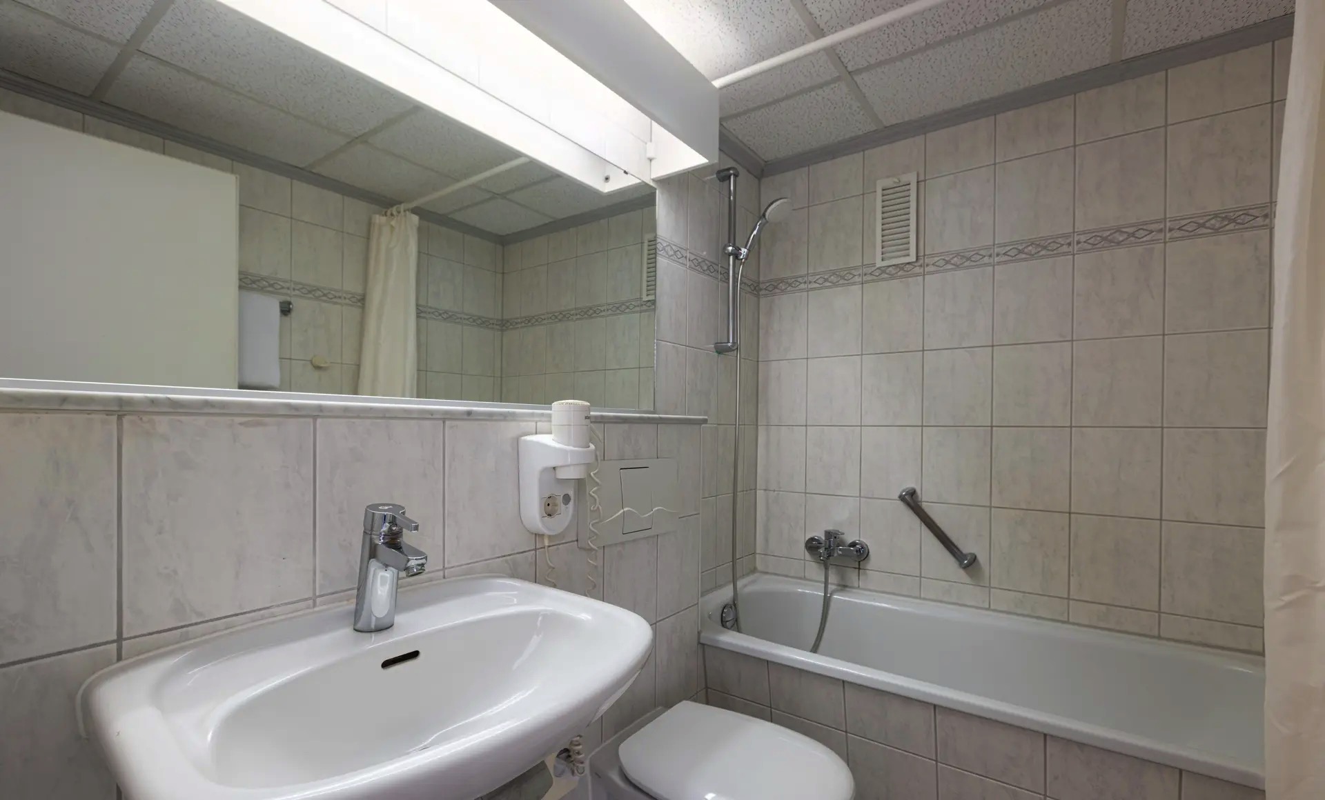 badezimmer raum ferienwohnung ifa fehmarn hotel