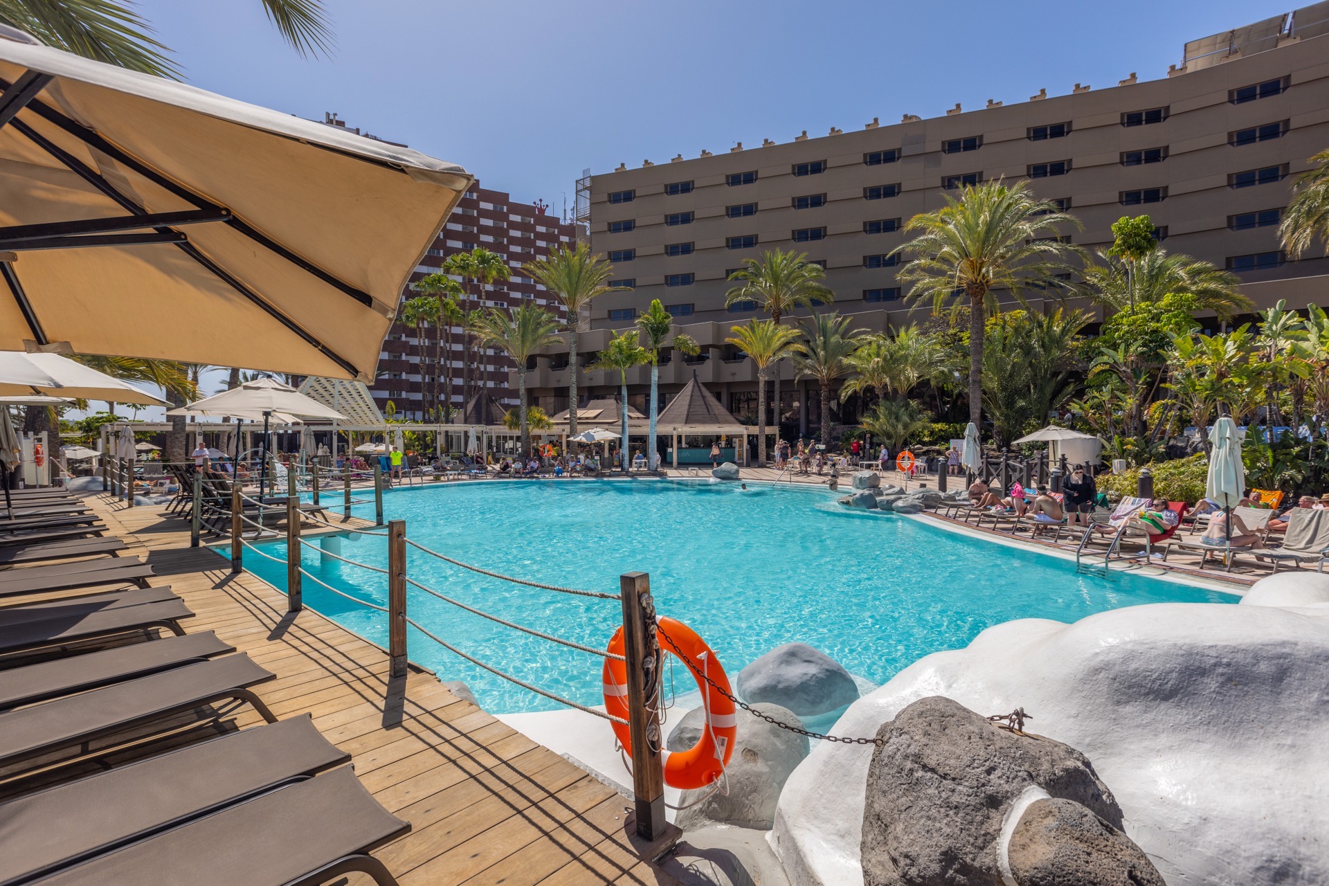 sonnenliegen pools abora continental by lopesan hotels