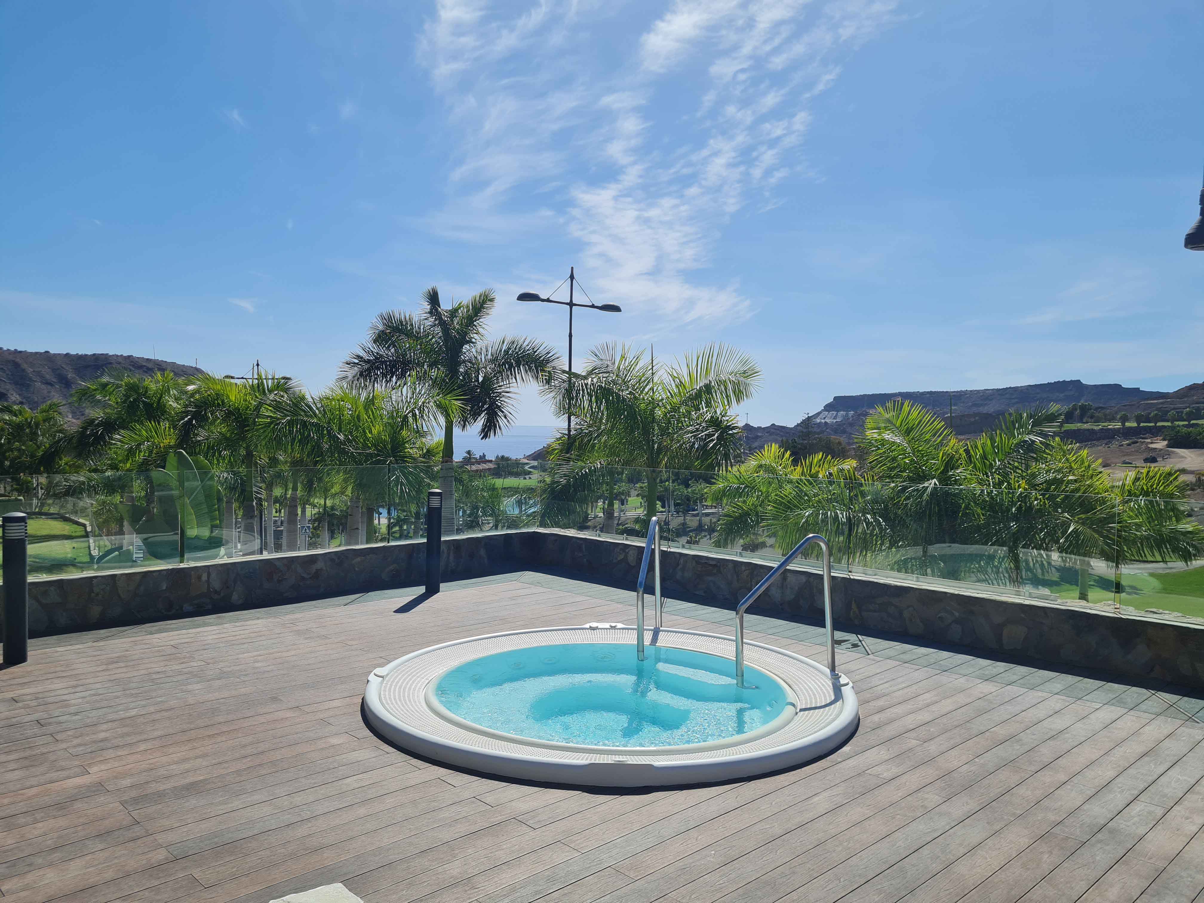 Hotel with pool Mogan