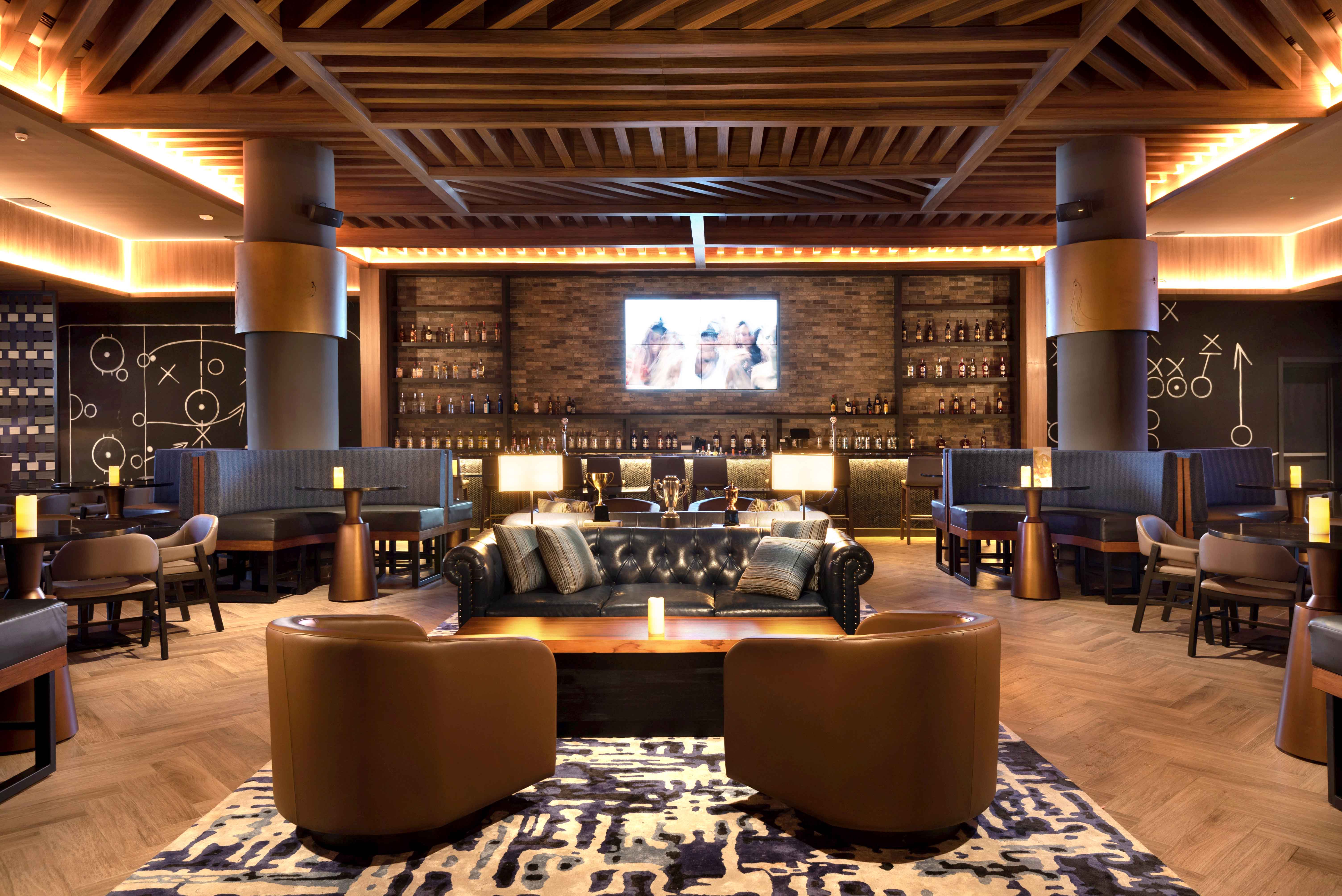 Sports Bar with screens and sports atmosphere at Lopesan Splash Cove