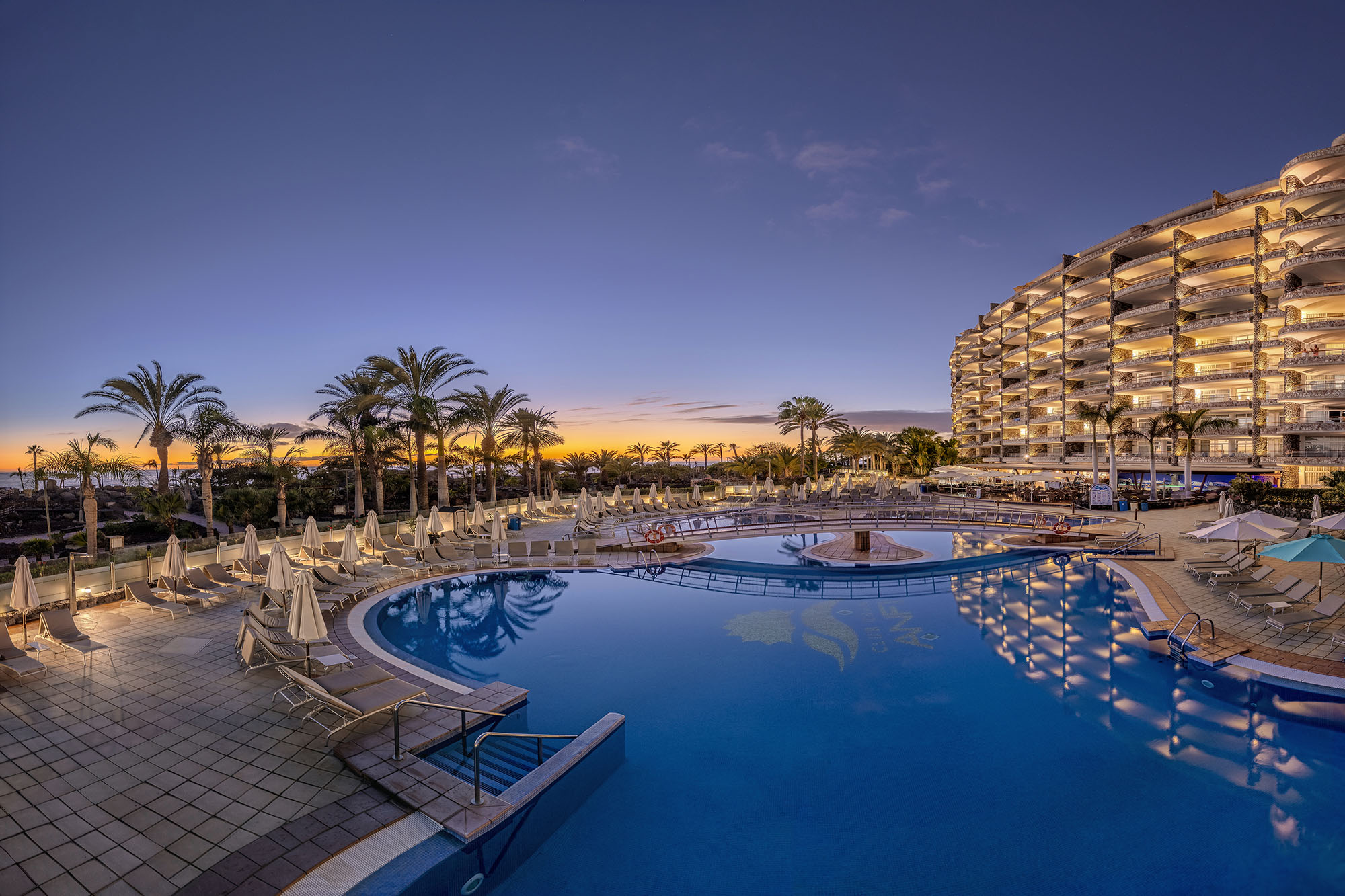 pool and beach hotel gran canaria