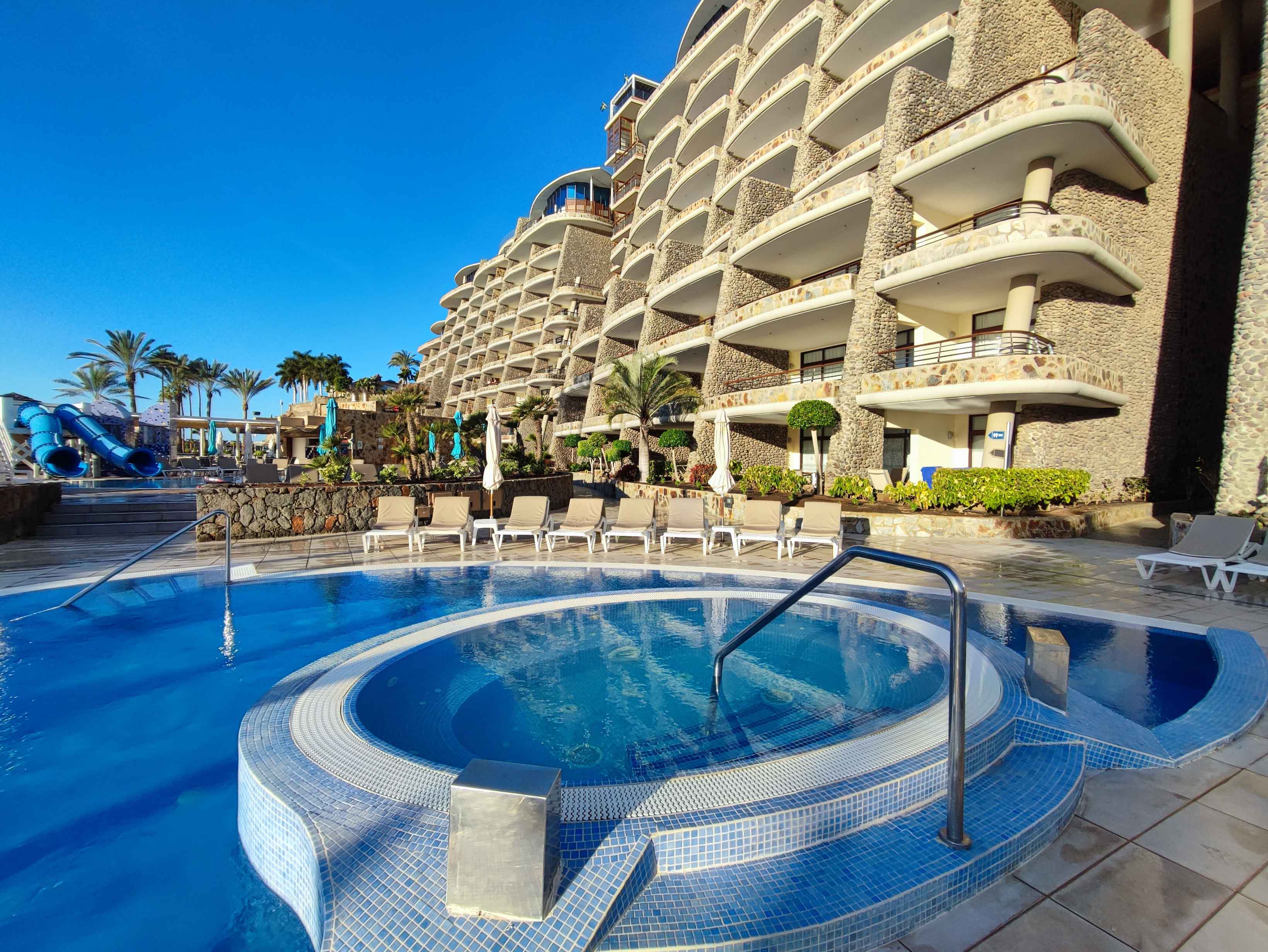 jacuzzi exterior con vistas Anfi del Mar Resorts