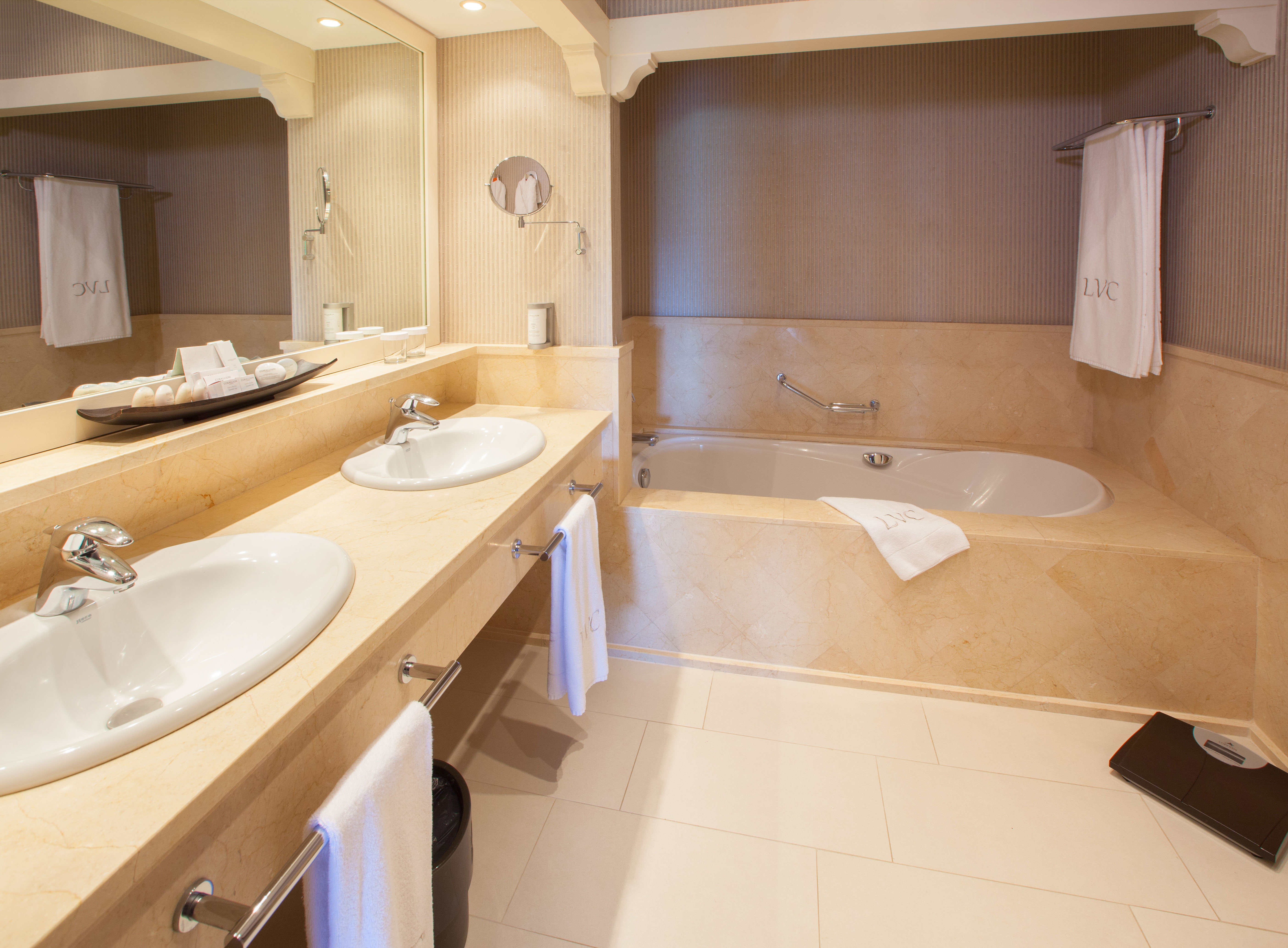 fotos hotel lopesan villa del conde junior suite badezimmer