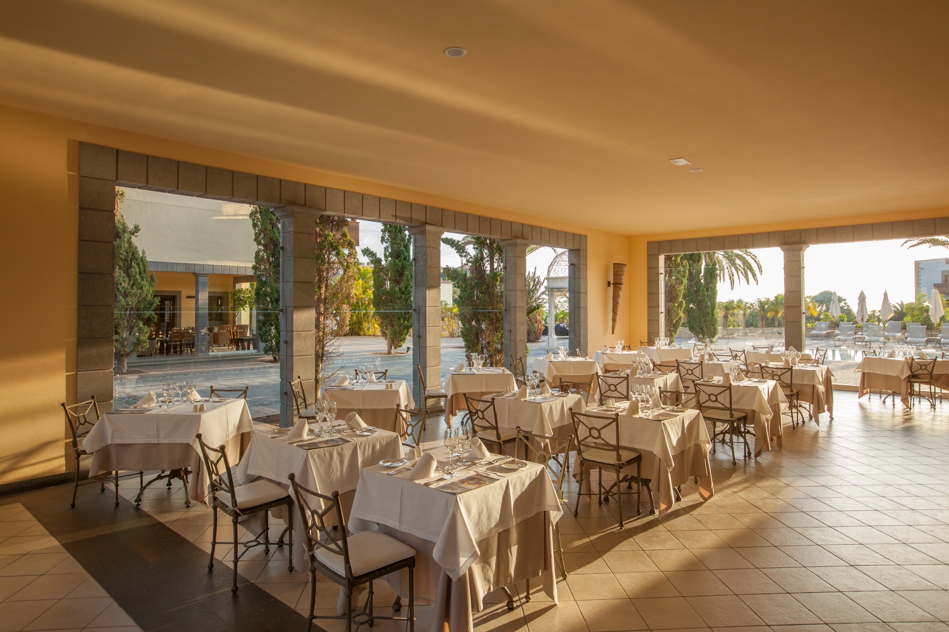 interior la plaza buffet villa del conde